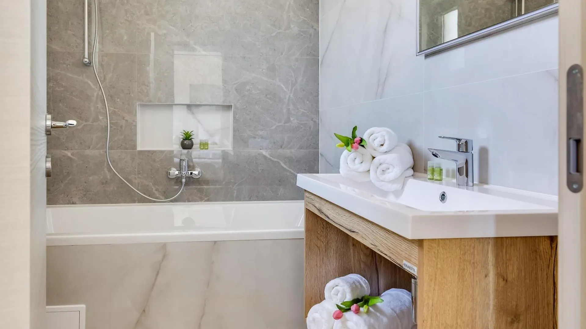 Apartment Terra Maiorum-Apartments With Heated Pool And Water Massage Povljana
